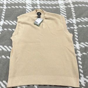 NWT men’s H&M ivory/tan v-neck sweater vest. Size M